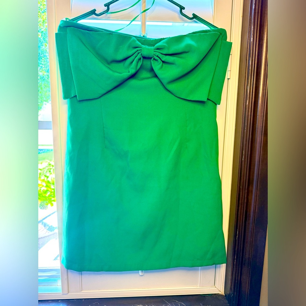 Elegant Green Cocktail Dress with Bow